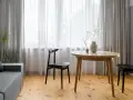 Jak zmieścić stół w małym salonie? Sprawdzone triki na oszczędność miejsca