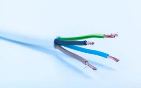 Jaki przewód do oświetlenia wybrać, aby uniknąć problemów z instalacją?